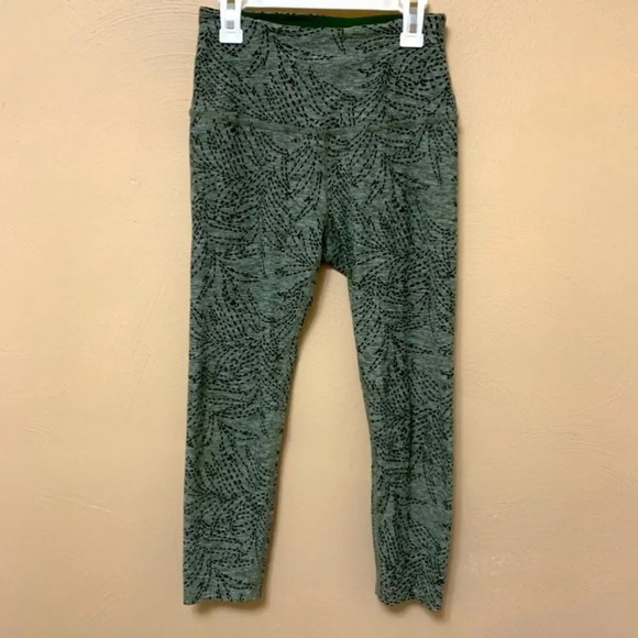 Beyond Yoga Jungle Fern Spacedye Capri Legging Size Medium - Picture 1 of 6